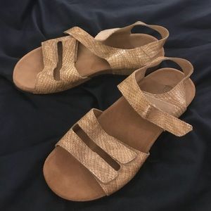 NWOT Vionic Sandals